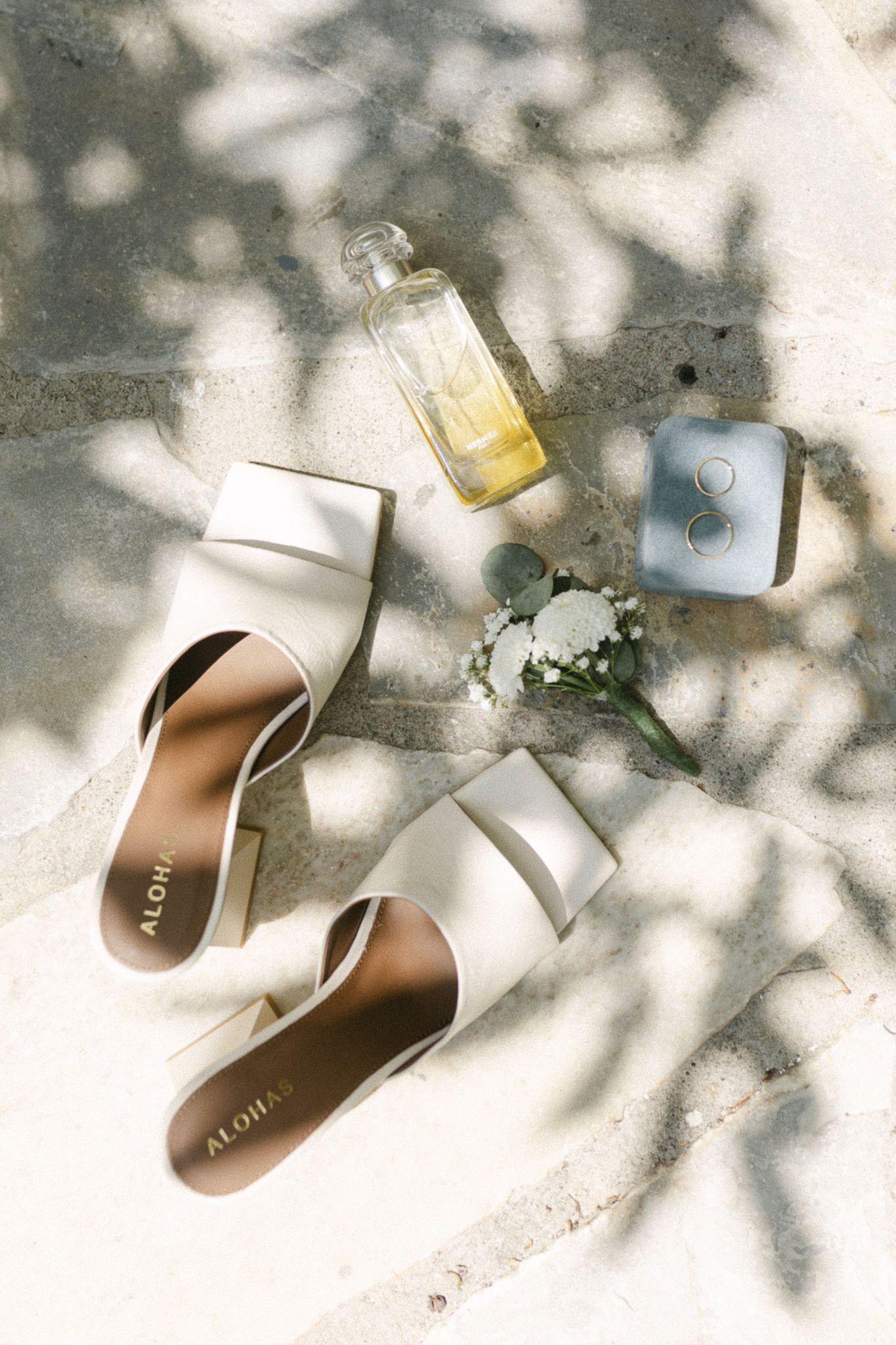 Photographe mariage Grèce - Détail des accessoires de mariage d'Alba à Skopelos